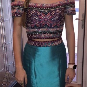 Turn heads in this👗BEAUTIFUL & UNIQUE PROM GOWN!